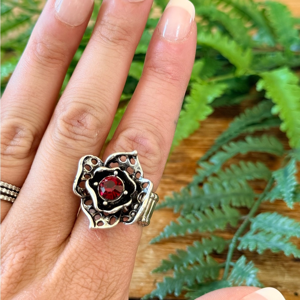 ⚡️Silver Flower Ring with Red Gem - Strechy